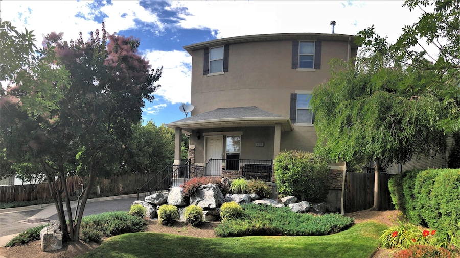 Spacious Townhome Near Downtown