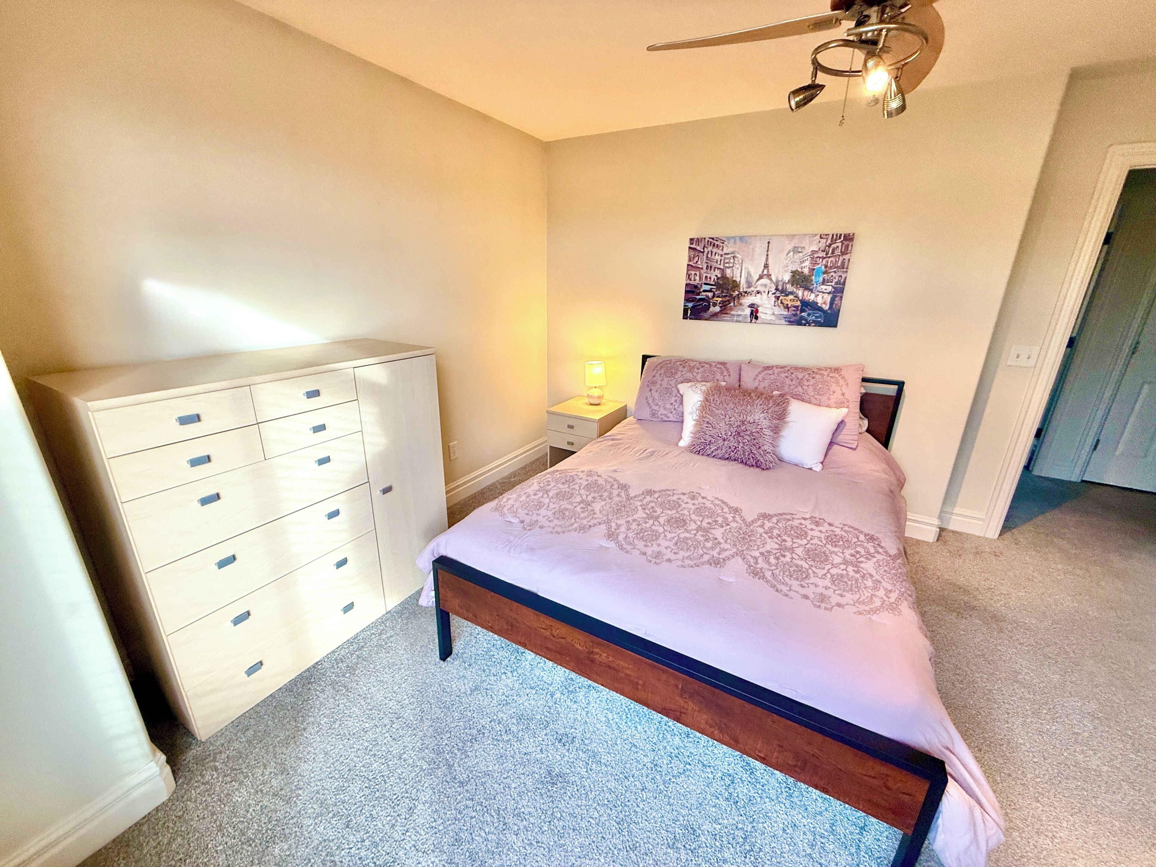 Casa de ciudad Deluxe, 2 habitaciones, patio | Tabla de planchar con plancha y wifi gratis 