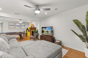 Smart TV, fireplace - Pool + Hot Tub + Arcade + Games & More in Peaceful Temple Terrace (Tampa)