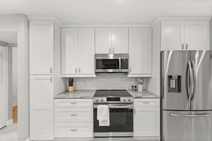 Fridge, microwave, oven, stovetop - Pool + Hot Tub + Arcade + Games & More in Peaceful Temple Terrace (Tampa)