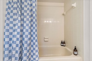 Sèche-cheveux, serviettes fournies, savon, shampoing