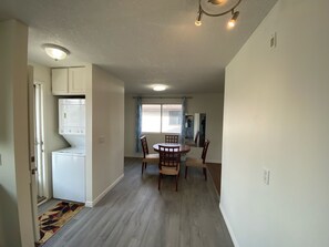 Dining - 2 Bed rooms, 3 beds with garage for a cozy stay in Calgary (Calgary)