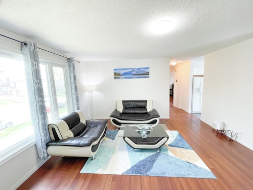 2 Bed rooms, 3 beds with garage for a cozy stay in Calgary