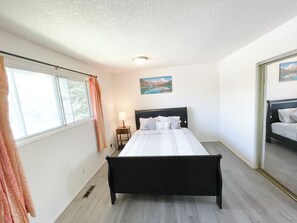 2 bedrooms, desk, iron/ironing board, free WiFi - 2 Bed rooms, 3 beds with garage for a cozy stay in Calgary (Calgary)