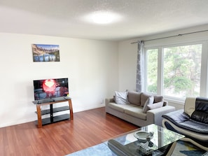 Smart TV - 2 Bed rooms, 3 beds with garage for a cozy stay in Calgary (Calgary)