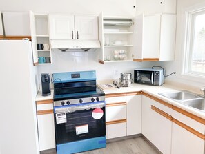 Fridge, microwave, oven, stovetop - 2 Bed rooms, 3 beds with garage for a cozy stay in Calgary (Calgary)