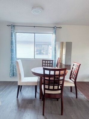 Dining - 2 Bed rooms, 3 beds with garage for a cozy stay in Calgary (Calgary)