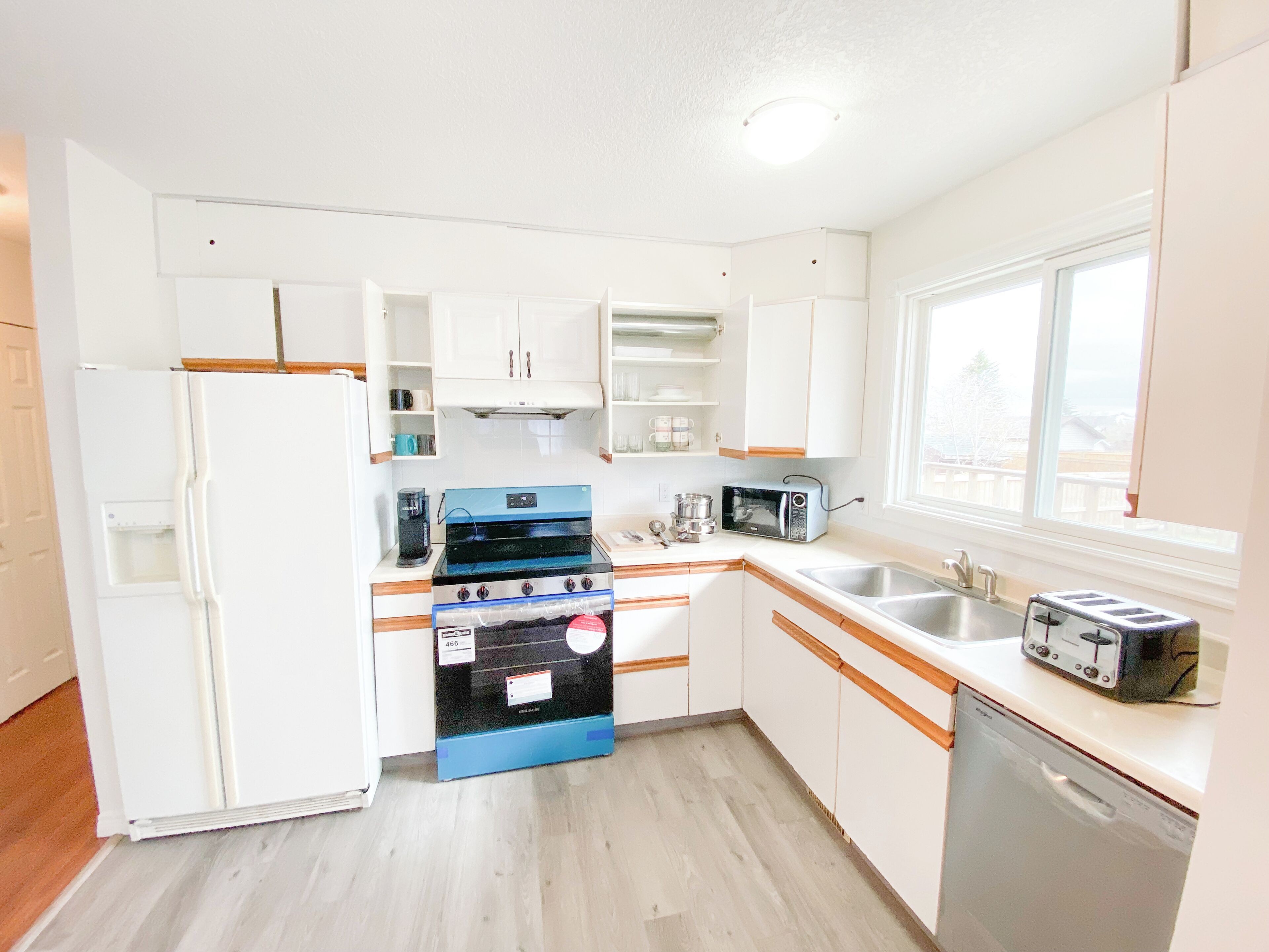 Kjøleskap, mikrobølgeovn, ovn og kokeplater