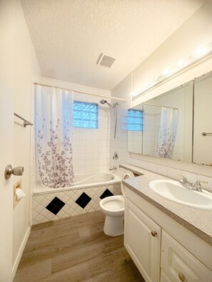 Shower, hair dryer, towels, soap - 2 Bed rooms, 3 beds with garage for a cozy stay in Calgary (Calgary)