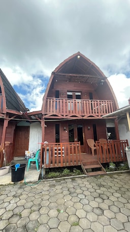 Exterior. Quen'z Cabin