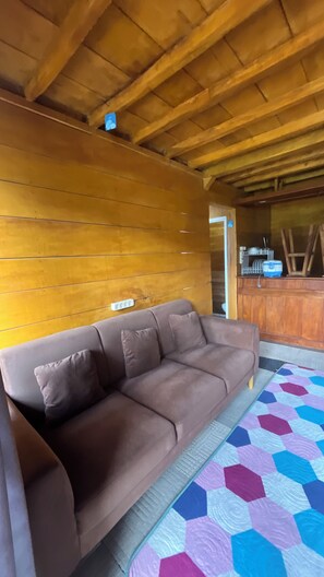 Cottage có thiết kế đặc trưng | Phòng khách