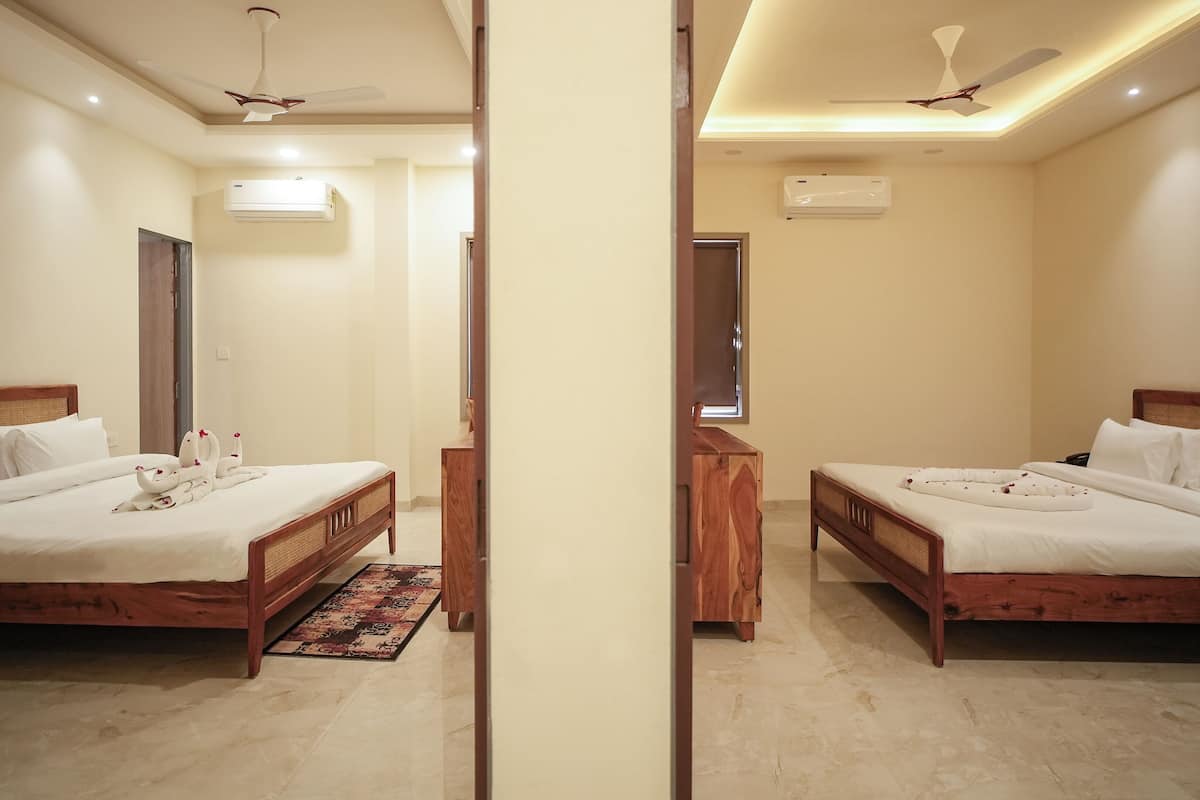 Biancheria da letto di alta qualità, una scrivania, postazione laptop