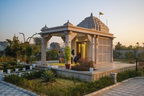 المنشأة من الداخل