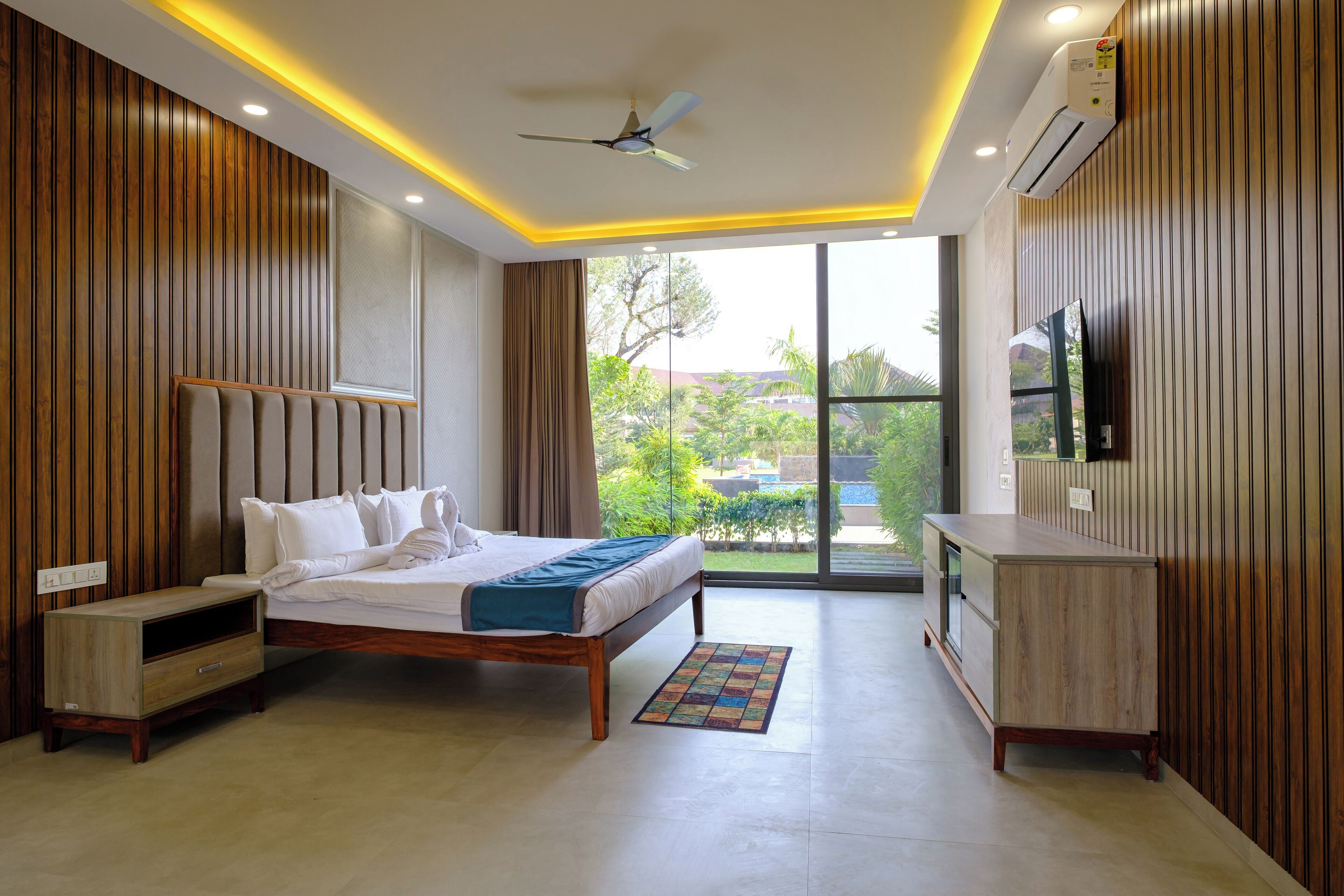 Escritorio, espacio para trabajar con laptop y wifi gratis 