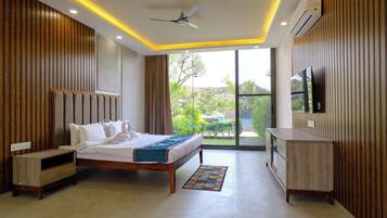 Escritorio, espacio para trabajar con laptop y wifi gratis