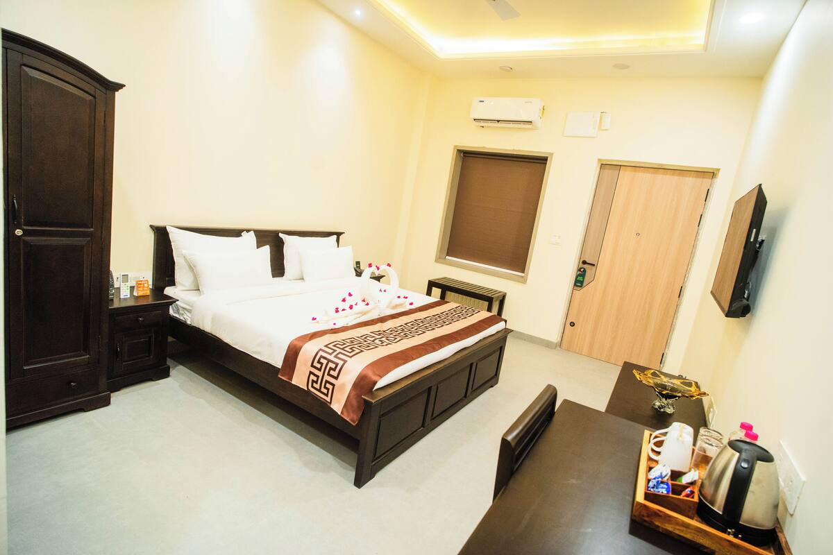 Premium bedding, desk, laptop workspace, free WiFi
