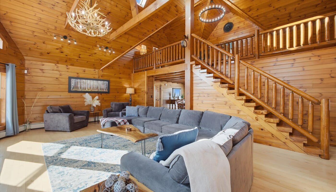 Televisión, chimenea, futbolito y oficina 