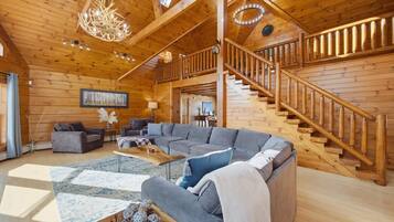 Tv, eldstad, bordsfotboll och kontor