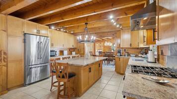 雪櫃、微波爐、焗爐、爐具