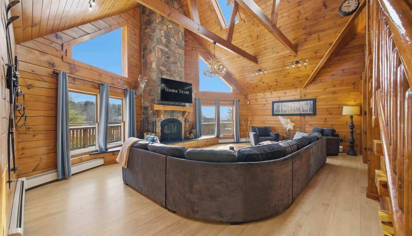 Tv, eldstad, bordsfotboll och kontor