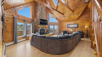 Tv, eldstad, bordsfotboll och kontor