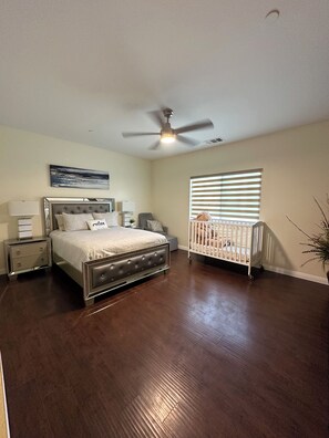 3 sovrum, skrivbord, strykjärn/strykbräda och resesäng