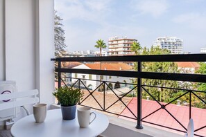 Apartamento, 1 cama de casal, cozinha, vista para a cidade | Sacada