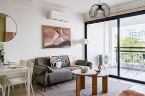 Apartment, 1 Doppelbett, Küche, Stadtblick | Wohnzimmer | Smart-TV, Netflix, Streaming-Dienste