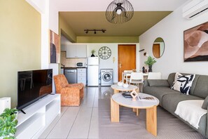 Apartemen, 1 Tempat Tidur Double, dapur, pemandangan kota | Ruang keluarga | Smart TV, Netflix, dan layanan streaming