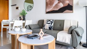 Leilighet, 1 dobbeltseng, kjøkken, byutsikt | Oppholdsrom | Smart-TV, Netflix og strømmetjenester