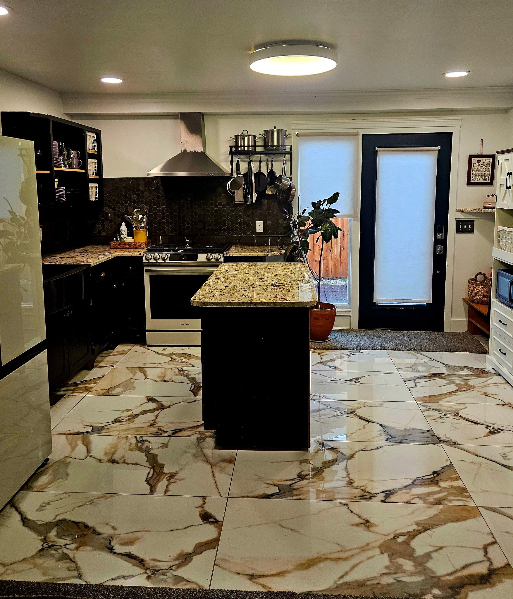 Een microgolfoven, een oven, een kookplaat, een vaatwasser