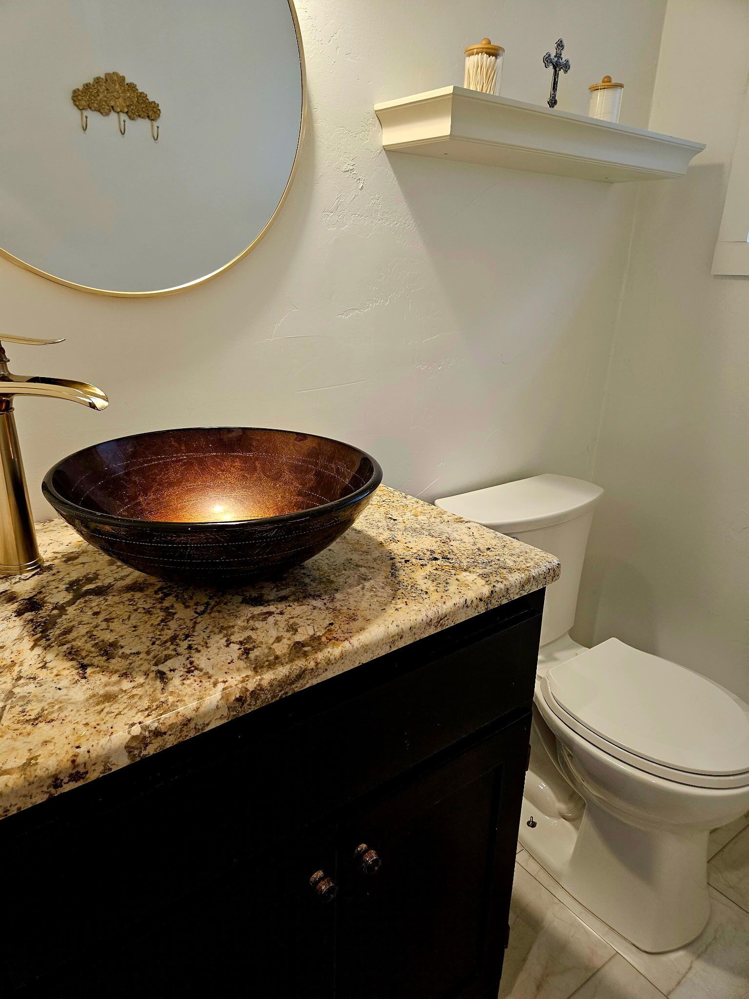 Baignoire à remous, séchoir à cheveux, bidet, serviettes fournies