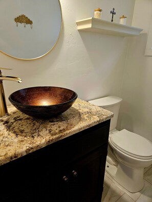 Jetted tub, hair dryer, bidet, towels