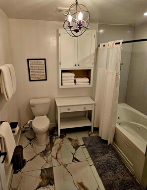 Bañera de hidromasaje, secador de pelo, bidé y toallas