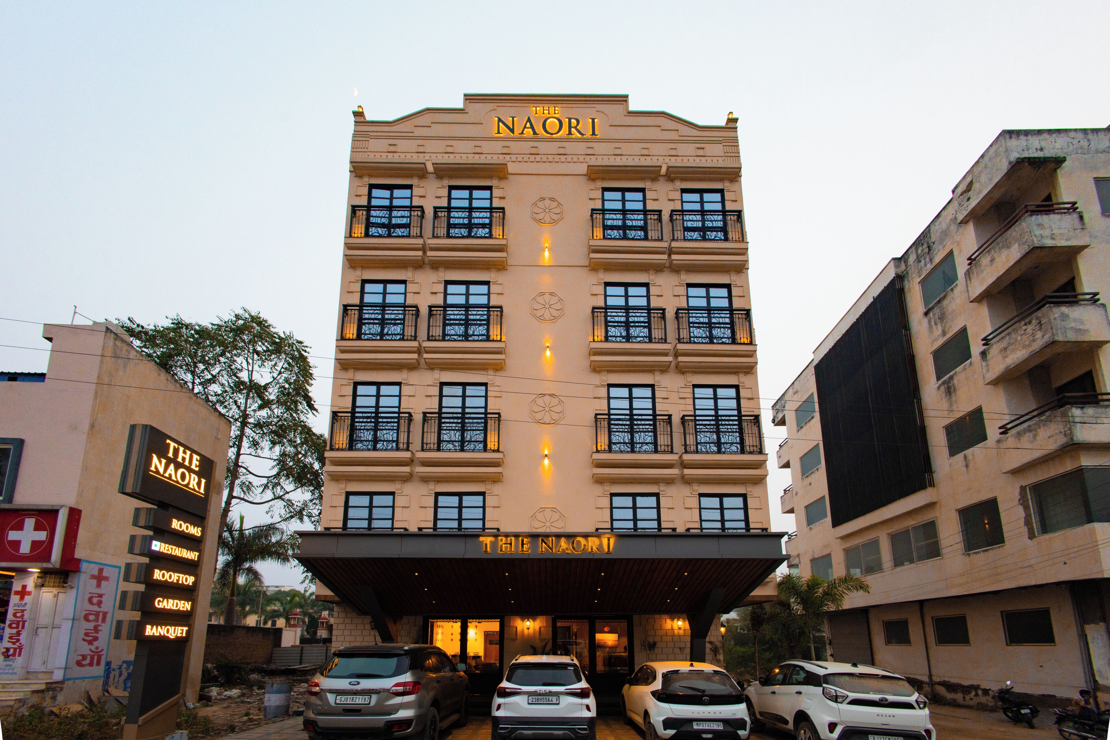 Um hotel com vários andares e uma placa com a inscrição 'The Naori'.