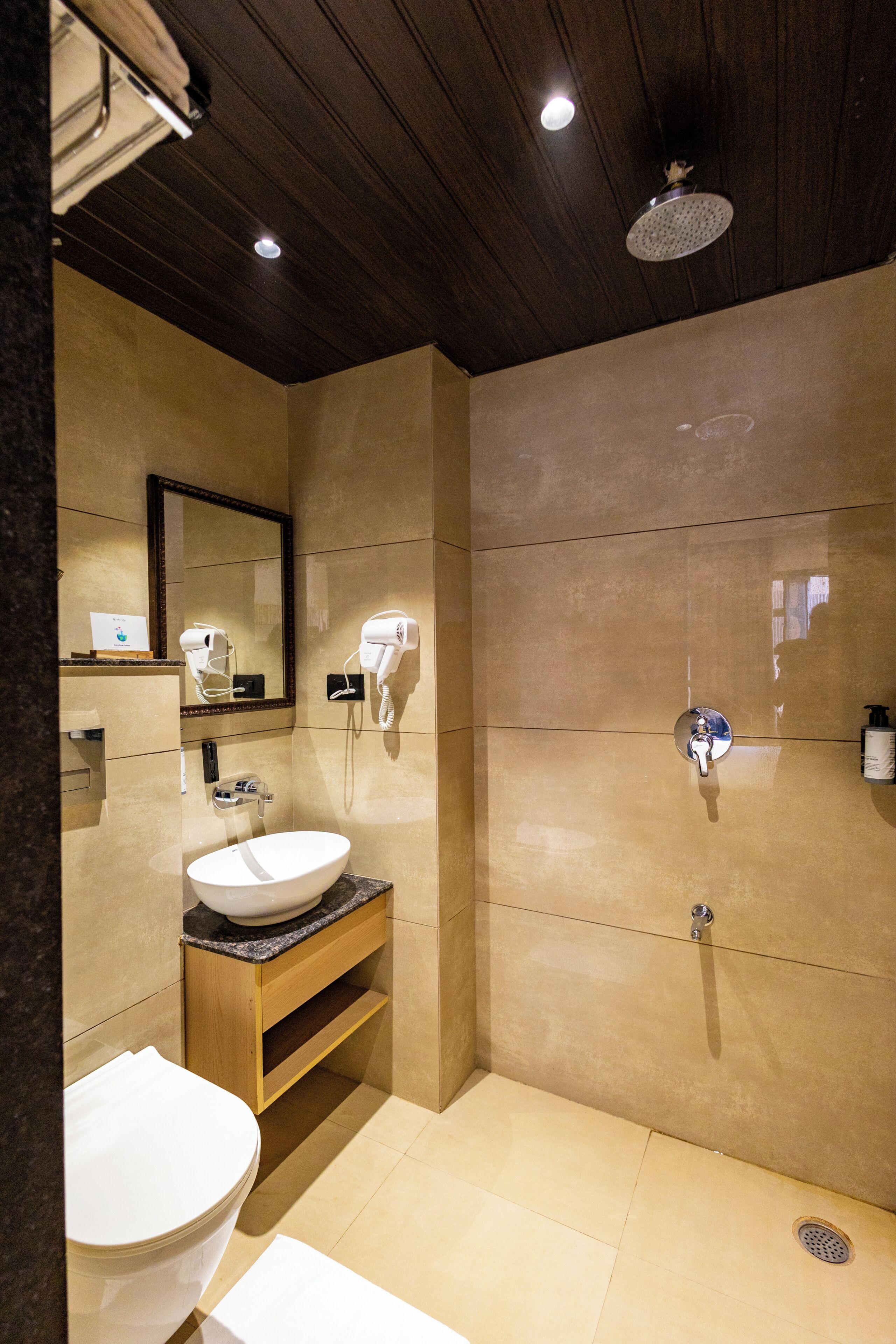 Une salle de bain moderne avec un meuble-lavabo, un évier, un miroir et une douche.