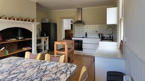 Fridge, microwave, oven, stovetop - Flowerpot Cottage Hideaway (Flowerpot)