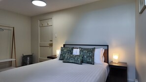 Iron/ironing board, WiFi, bed sheets - Flowerpot Cottage Hideaway (Flowerpot)