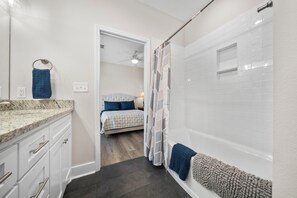 Shower, towels, toilet paper -  Diamondhead Retreat – Perfect for Spring Break near Lake Catherine State Park ! (Hot Springs National Park)