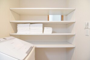 Interior - 3 minute walk from the station! Newly built house 【 3LDK 110 sq.m.） 6min direct to Namba, Shinsekai, KIX nearby, max 12 people, free parking (Osaka city Nishinari Ward Tamadenaka)