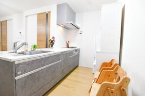 Private kitchen - 3 minute walk from the station! Newly built house 【 3LDK 110 sq.m.） 6min direct to Namba, Shinsekai, KIX nearby, max 12 people, free parking (Osaka city Nishinari Ward Tamadenaka)