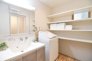 Interior - 3 minute walk from the station! Newly built house 【 3LDK 110 sq.m.） 6min direct to Namba, Shinsekai, KIX nearby, max 12 people, free parking (Osaka city Nishinari Ward Tamadenaka)