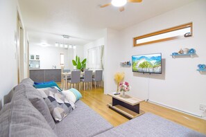 Living area - 3 minute walk from the station! Newly built house 【 3LDK 110 sq.m.） 6min direct to Namba, Shinsekai, KIX nearby, max 12 people, free parking (Osaka city Nishinari Ward Tamadenaka)