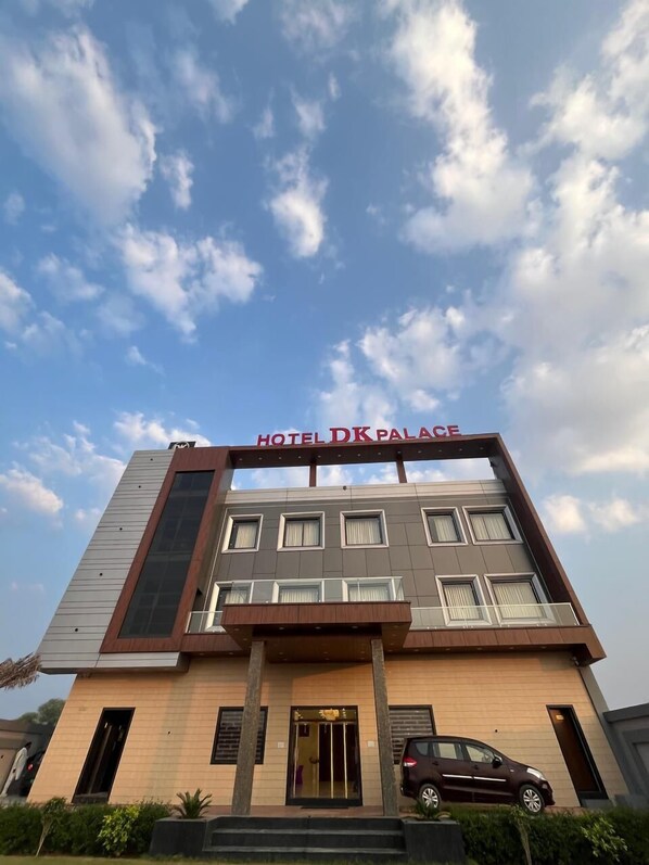 Front of property - Hotel DK Palace Kishangarh (Bubani)