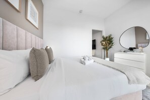 Tabla de planchar con plancha, wifi y ropa de cama 