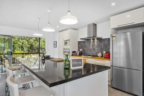 Fridge, microwave, oven, stovetop - Allawah in North Bendalong (Bendalong)
