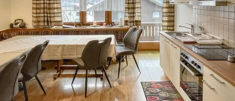 KĂŒhlschrank, Mikrowelle, Ofen, Herdplatte