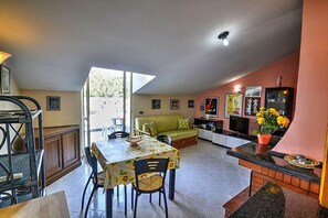 Dining - Casa Al Mare: A welcoming apartment situated in a quiet location, a few minutes from the town center, with Free WI-FI. (Castellabate)