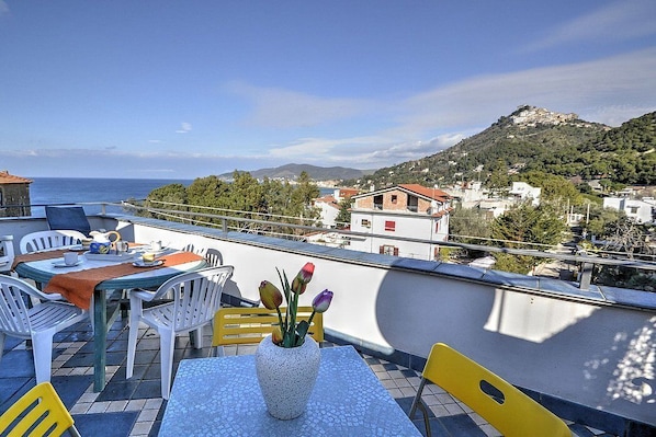 Outdoor dining - Casa Al Mare: A welcoming apartment situated in a quiet location, a few minutes from the town center, with Free WI-FI. (Castellabate)