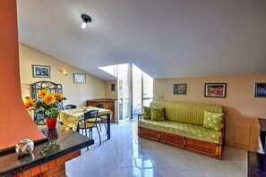 TV - Casa Al Mare: A welcoming apartment situated in a quiet location, a few minutes from the town center, with Free WI-FI. (Castellabate)